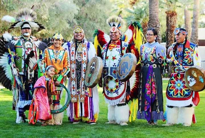 América do Norte
Canadá: Abriga muitas comunidades indígenas, incluindo as Primeiras Nações, Inuit e Métis, que possuem proteção legal e cultural. Povos como os Cree, Mohawk e Inuit estão entre os mais conhecidos. Sua presença é forte em regiões como o norte e áreas rurais, mantendo tradições e línguas vivas. Reprodução: Flipar
