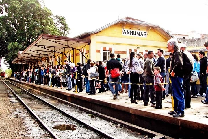 Inaugurada em 1926, a Estação Anhumas é o ponto de partida da famosa Maria-Fumaça que liga Campinas a Jaguariúna. Sua arquitetura histórica do início do século 20 é mantida pela Associação Brasileira de Preservação Ferroviária (ABPF), e a estação é um importante exemplo da cultura ferroviária brasileira. Reprodução: Flipar