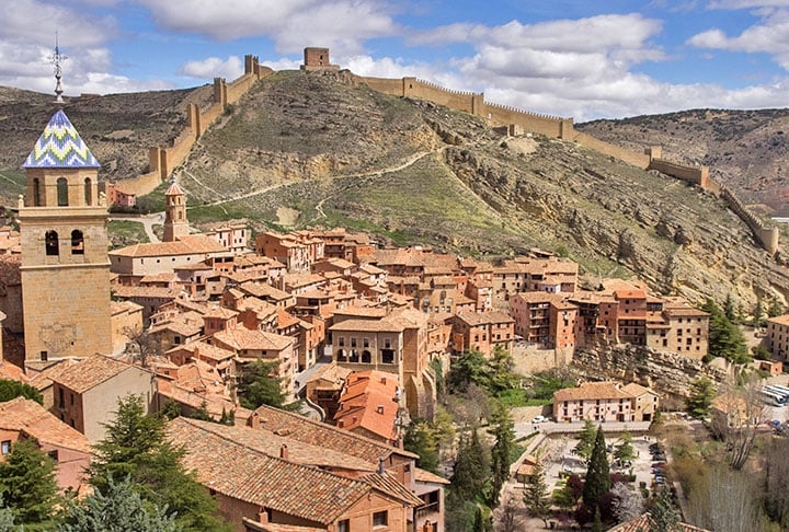 ALBARRACÍN - Fica em Terruel, na Espanha. Possui um sistema de defesa constituído por três castelo - o principal, o do Andador e o de Doña Blanca - além de dois espaços com imponentes paredões que cercam este município,banhado pelo rio Guadalaviar.  Reprodução: Flipar