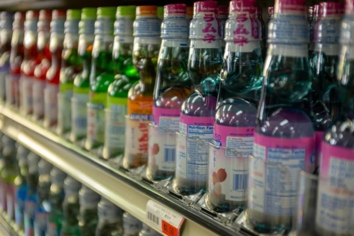 Ramune: Refrigerante japonês com sabor cítrico. Uma bebida refrescante e popular no Japão. Reprodução: Flipar