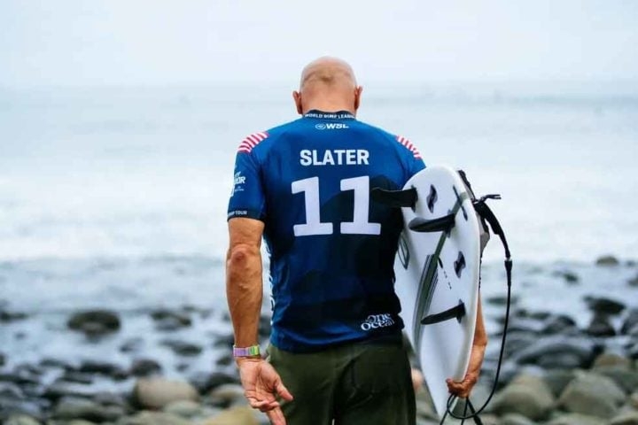 Slater detém o recorde de 11 títulos mundiais de surfe, conquistados entre 1992 e 2011, sendo o único atleta a vencer em cinco décadas diferentes. Reprodução: Flipar