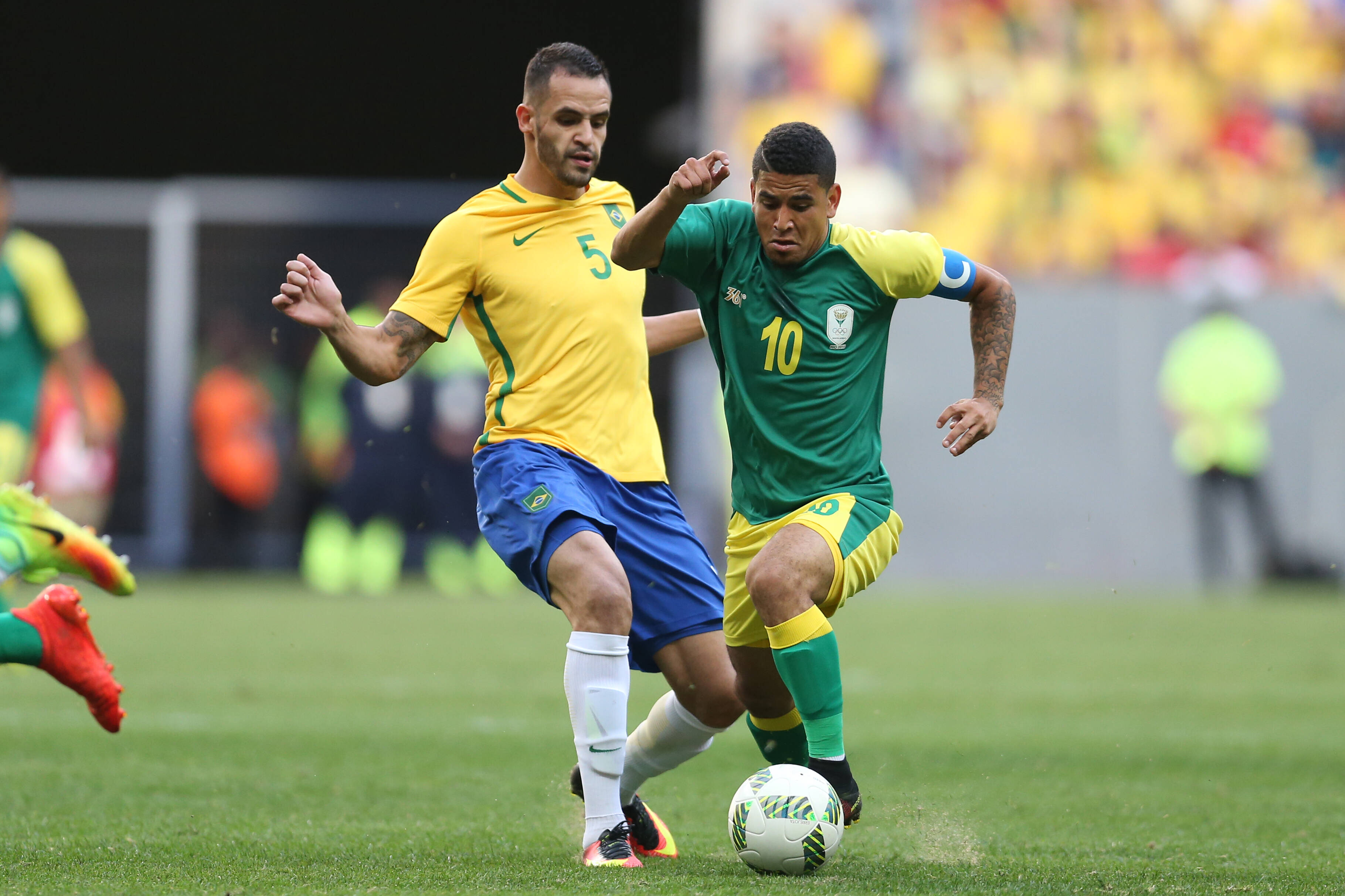 Renato Augusto tenta ficar com a bola. Foto: Mowa Press
