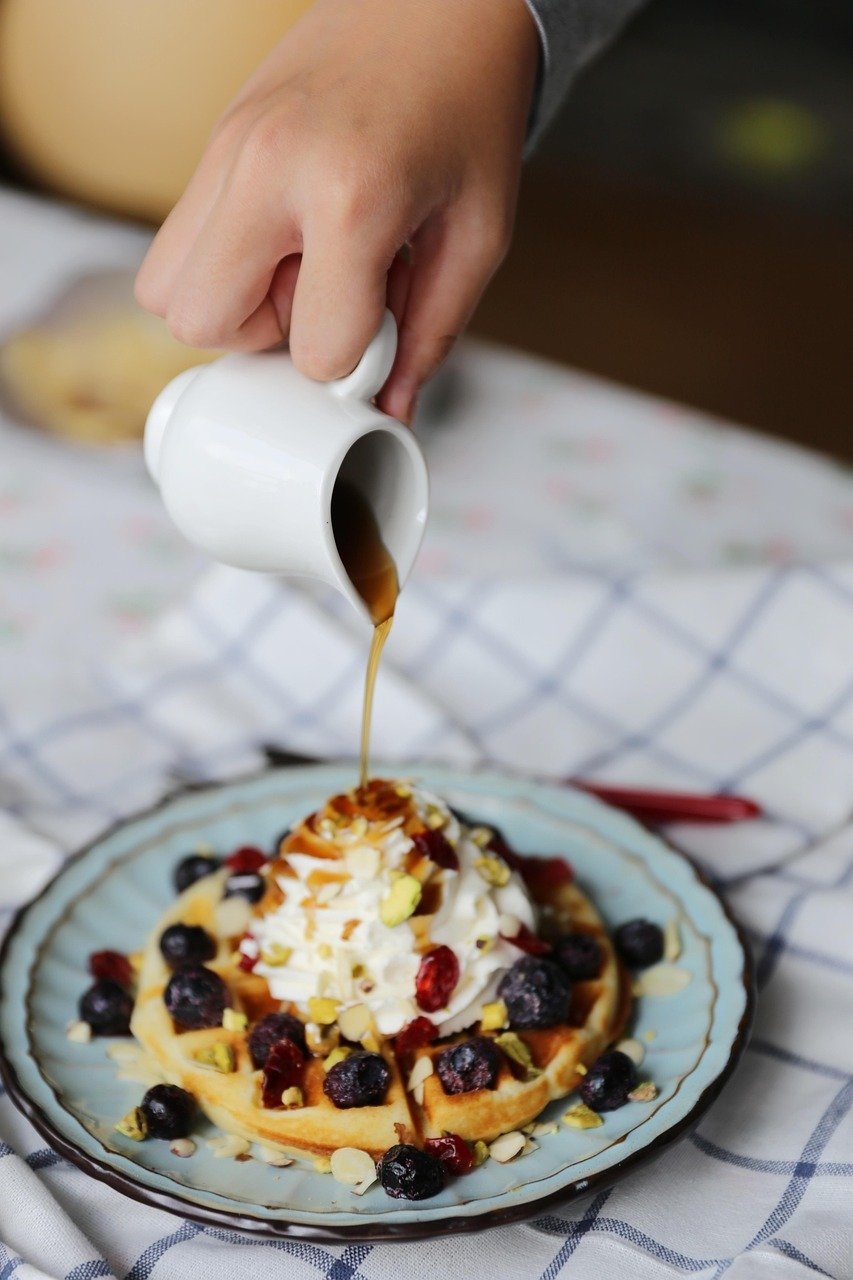 O fato ocorreu justamente no dia 25 de março, e os suecos têm o costume de celebrar a data com deliciosos waffles. Esse dia também marca o início da Primavera no Hemisfério Norte, fazendo com que o doce se tornasse um dos símbolos do país. Reprodução: Flipar