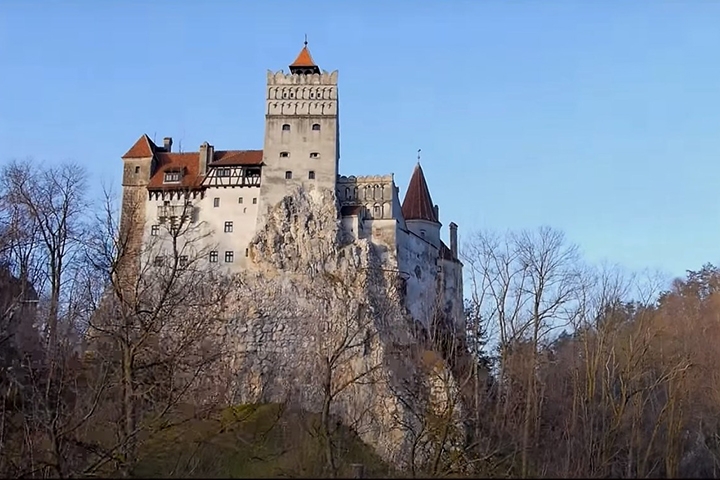 Até hoje, o castelo em que Vlad viveu existe e atrai turistas do mundo inteiro. É conhecido, popularmente, como Castelo do Drácula.  Erguido em 1212, é monumento nacional e marco histórico da Romênia, fica na fronteira entre a Transilvânia e a Valáquia. Temum paredão liso num grande precipício.