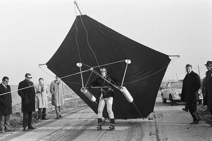 Também conhecido como parascending, o parasailing surgiu na década de 1960, como forma de treinamento militar para paraquedistas. Reprodução: Flipar