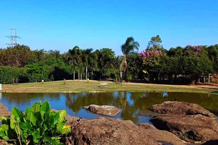 Além da infraestrutura, a cidade atrai moradores pelo sossego, acolhimento e lazer, como o Parque Ecológico, cartão-postal local. Reprodução: Flipar