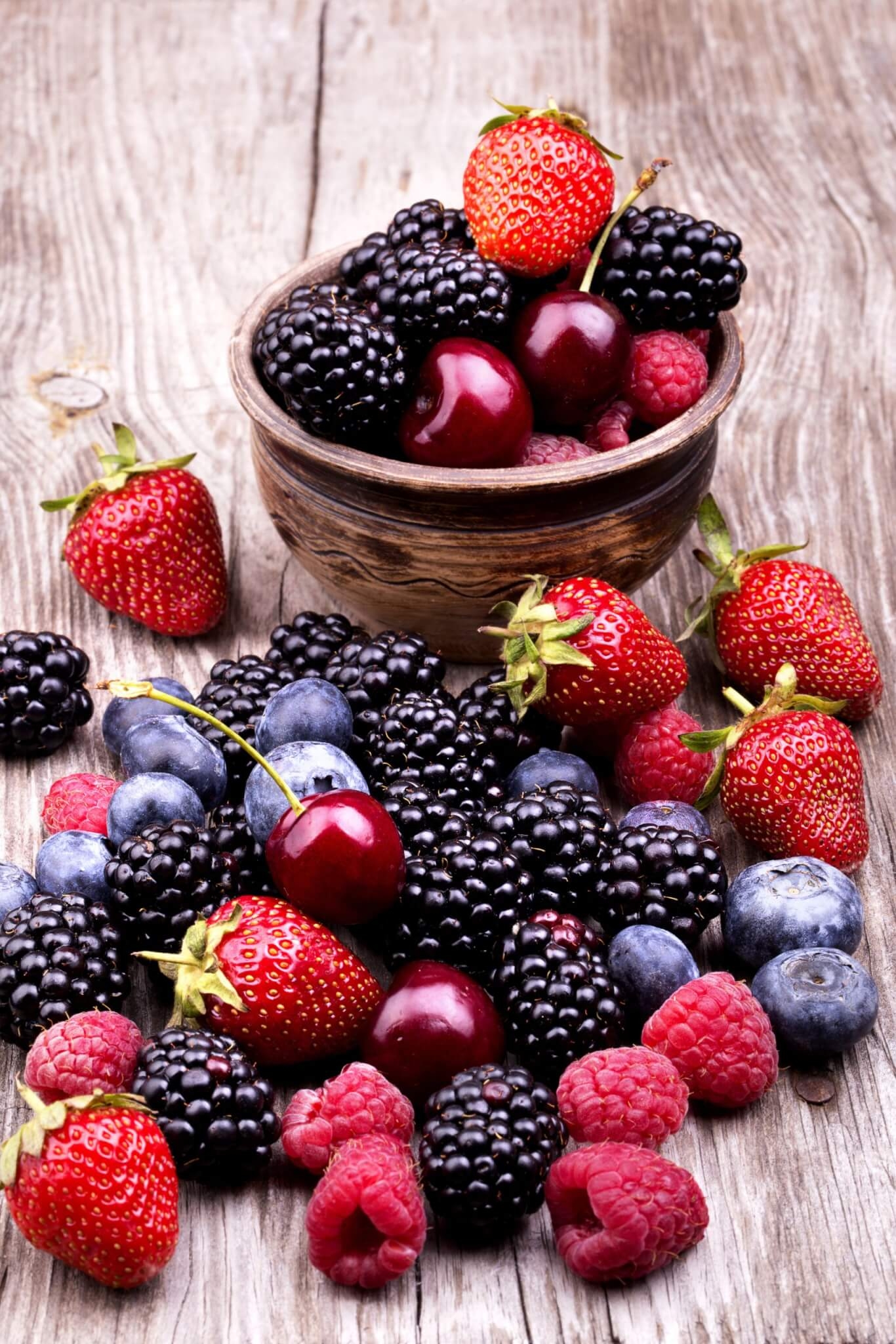 8. Frutas vermelhas  Morangos, framboesas e mirtilos são ricos em antioxidantes que podem impulsionar a função cerebral.  Reprodução: EdiCase