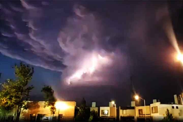 Os raios ocorrem principalmente em nuvens do tipo cumulonimbus, que possuem grandes diferenças de cargas elétricas entre as camadas superior e inferior. Descargas elétricas são liberadas quando a tensão excede o limite atmosférico, criando relâmpagos. Reprodução: Flipar