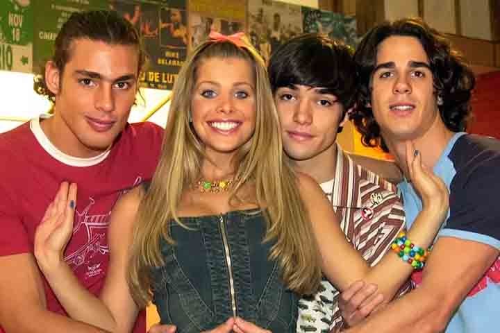 Ao longo dos anos 2000, ele dedicou-se à sua carreira na televisão. Sua primeira novela foi “Da Cor do Pecado”, de 2004. Na trama, ele interpretou Dionísio Sardinha, personagem que lhe deu projeção junto ao grande público.  Reprodução: Flipar