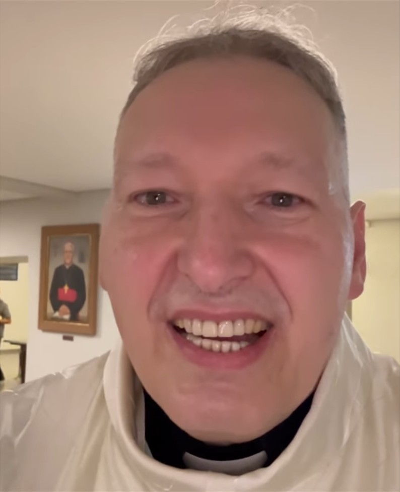 Em 2007, durante a visita do Papa Bento XVI ao Brasil, Padre Marcelo teria sido impedido de se encontrar com o pontífice por integrantes do Dicastério, sob a justificativa de que ainda era alvo de investigação. Anos depois, o próprio padre confirmou o episódio.
 Reprodução: Flipar