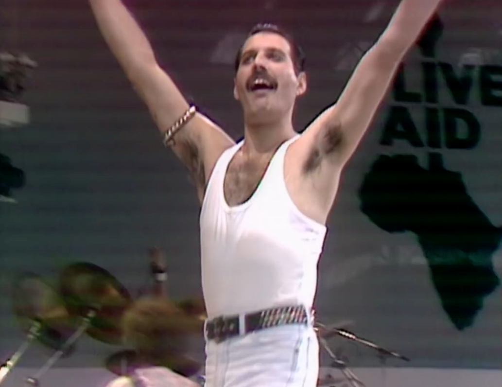 Freddie Mercury - Cantor e vocalista da banda Queen, Mercury foi um dos nomes que sucumbiu à doença. Conforme a imprensa da época, ele teve contato com o vírus em 1986, mas o diagnóstico aconteceu em 1987. A morte do cantor aconteceu em novembro de 1991 (45 anos).