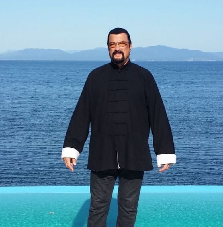 Além da autodefesa, o praticante de Aikido busca o desenvolvimento físico, mental e espiritual.  O ator Steven Seagal, hoje afastado do cinema e treinando soldados na Rússia, é mestre nessa arte.  Reprodução: Flipar