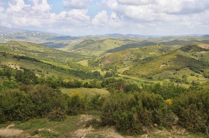 O lago Neuron fica em uma região no sul da Albânia, próximo à fronteira com a Grécia. Ficou constatado que ele tem 138 metros de comprimento e 42 metros de largura. Reprodução: Flipar