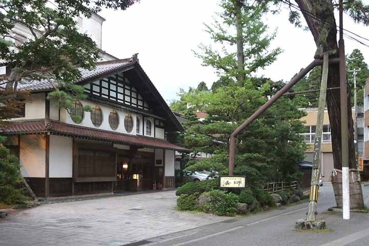 4º lugar: Hoshi Ryokan - Pousada tradicional japonesa aberta em 718 (há 1.306 anos), fica na província de Ishikawa. 

 Reprodução: Flipar