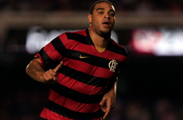 Adriano Imperador - Um dos maiores jogadores surgidos no início do Século XXI, o goleador revelado pelo Flamengo parou de atuar aos 34 anos. O atacante formou o chamado Quarteto Mágico do Brasil na Copa de 2006, brilhou com a camisa da Internazionale e levou o Rubro-Negro à conquista do Campeonato Brasileiro de 2009 - Foto: Alex Carvalho/Wikimedia Commons 