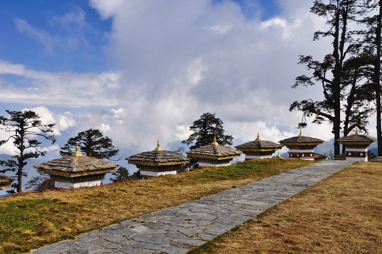 Butão passou a ser uma monarquia constitucional em 2008, quando o quarto rei, Jigme Singye Wangchuck, decidiu abdicar em favor de seu filho, Jigme Khesar Namgyel Wangchuck, e implementar uma nova constituição. Reprodução: Flipar