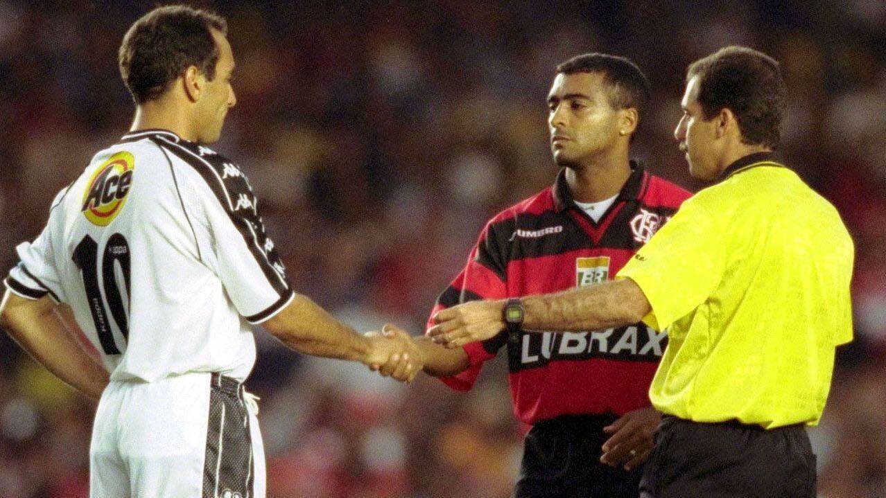 Edmundo 'amarela' em partida contra Romário e ídolo do Flamengo