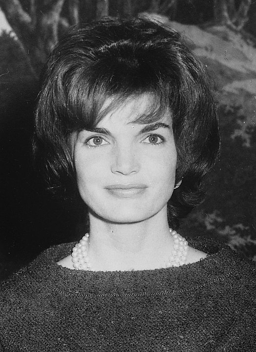 A ausência da primeira-dama Jackie Kennedy reforçou a tese de que Marilyn e John eram amantes. Mas é possível que Jackie não tenha faltado por outra razão:  a cerimônia tinha um objetivo de arrecadação de campanha - tipo de evento ao qual ela nunca comparecia.   Reprodução: Flipar