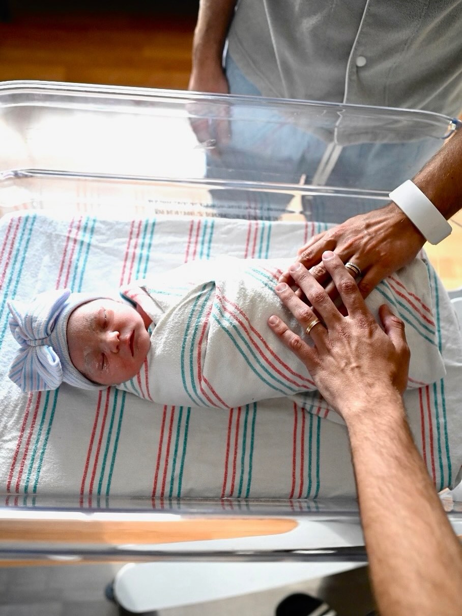 Lucas Bley e Lucas Rangel acariciam Mia. Foto: Reprodução/Instagram @lucasranngel @lucasbley