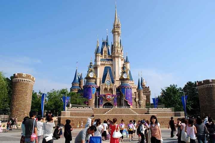 O Castelo da Cinderela é muito parecido com o do Walt Disney World. De todas as princesas que poderiam ser “donas” do castelo de Tóquio, a Cinderela  foi escolhida por causa de duas virtudes: o trabalho duro e o empenho. Esses fatores são semelhantes à cultura japonesa. Reprodução: Flipar