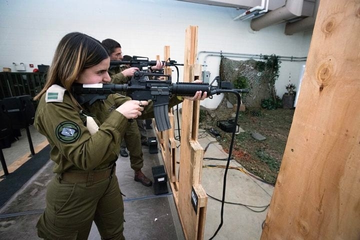 Em Israel, servir ao exército é algo obrigatório para todos. A partir dos 18, mulheres servem por dois anos e homens, por quase três. 