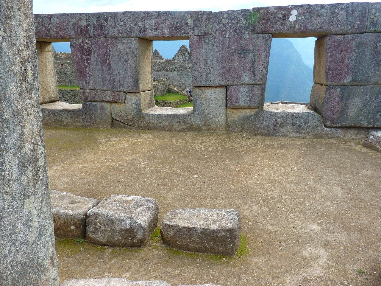 O Templo das 3 Janelas pode ser considerado o mais importante de Machu Picchu. Ele tem uma envergadura de 12 metros de largura por 5 metros de altura e também tem três paredes com vista para o Templo Principal.  Reprodução: Flipar