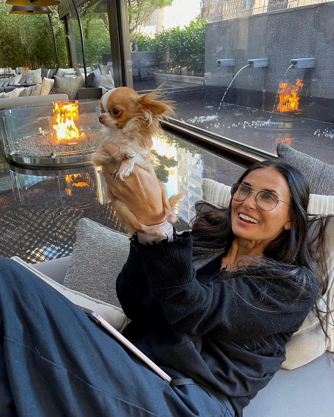 Demi Moore e seu cachorro de estimação, Pilaf. Foto: Reprodução/Instagram