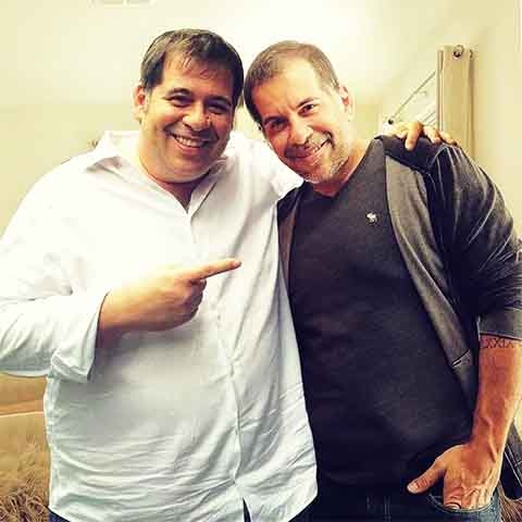 Leandro Hassum - Em março de 2025, o ator e humorista celebrou a perda de 17 kg ao retomar uma rotina saudável após o ganho de peso durante a pandemia. Ele compartilhou sua conquista nas redes sociais, exibindo os músculos e destacando que a luta contra a obesidade é diária. 

 Reprodução: Flipar