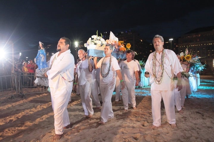 Com a crescente popularidade das celebrações religiosas nas areias de Copacabana no réveillon, novas tradições surgiram na cidade, como a queima de fogos de artifício.  Reprodução: Flipar