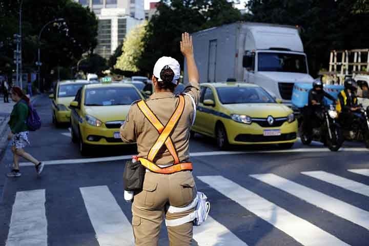 Entre as ações promovidas pelo Maio Amarelo estão a distribuição de panfletos, blitz educativas, posts em redes sociais, palestras e cursos, entre outros.  Reprodução: Flipar