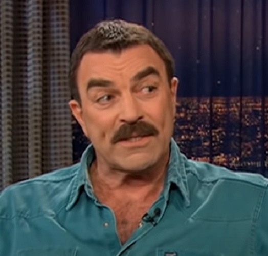 Tom Selleck - Nascido em 29/1/1945 em Detroit,  Michigan, nos EUA, o ator tem 1,92 metro de altura.  Reprodução: Flipar