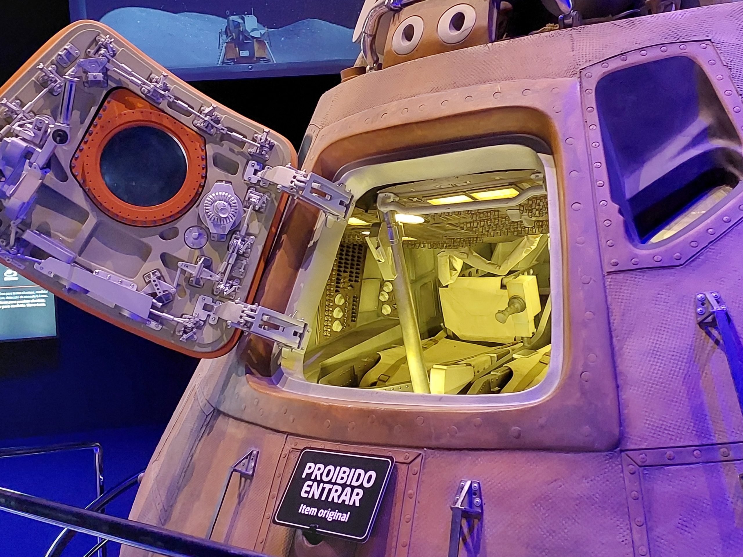“Os visitantes também podem explorar réplicas em tamanho real do módulo lunar, proporcionando a sensação de decolagem no espaço em uma sala 360º”, destacou Rafael Reisman, curador e idealizador do Space Adventure. 
 Reprodução: Flipar