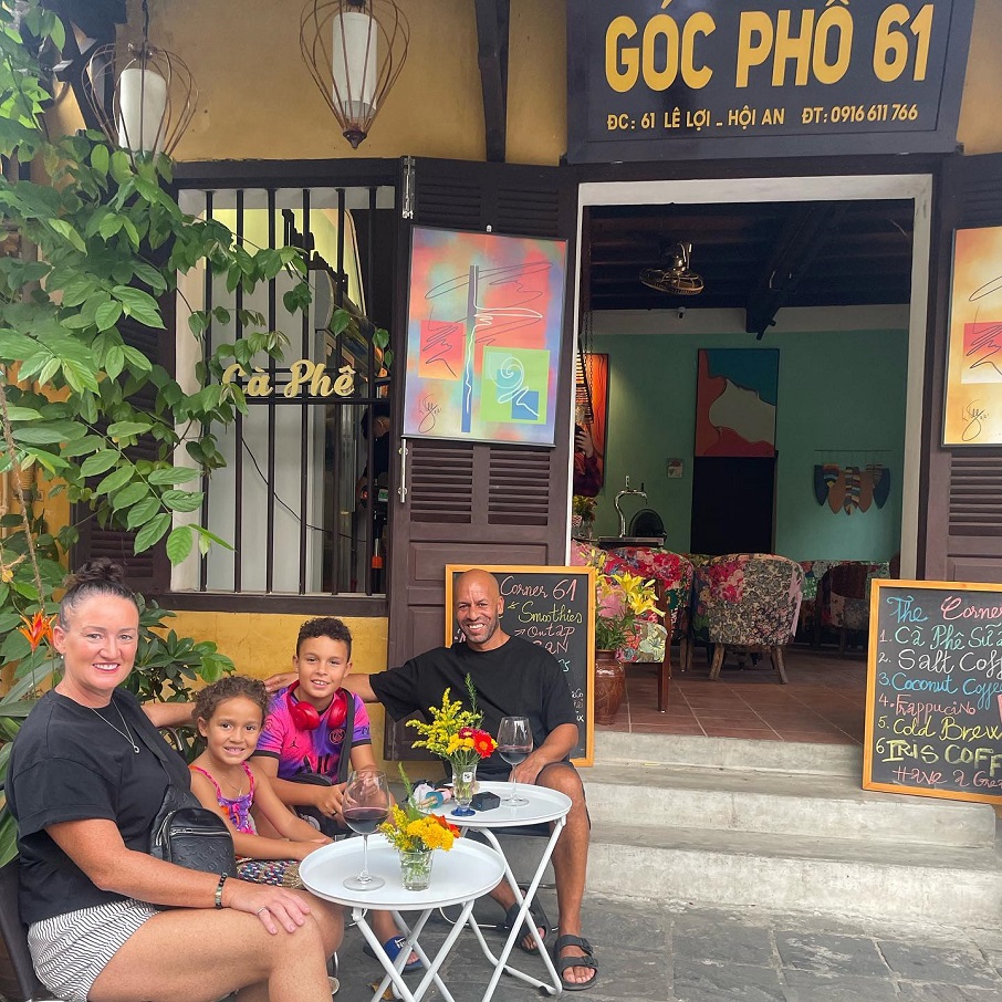 A família Hawes no Vietnã. Foto: Reprodução/Instagram 09.05.2023