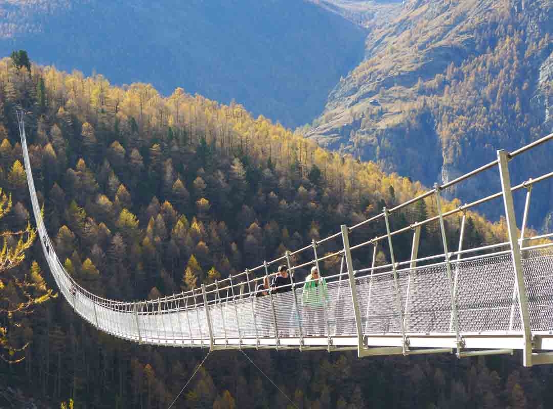 Charles Kuonen, Suíça: Inaugurada em 2017, essa ponte se estende por 494 metros no coração dos Alpes Suíços, conectando as cidades de Randa e Zermatt. Ela ostentou o título de mais longa do mundo para pedestres até 2022. Reprodução: Flipar