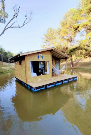 A casa flutuante tem 30 metros quadrados e está em um lago de 600 metros quadrados. Foto: Divulgação