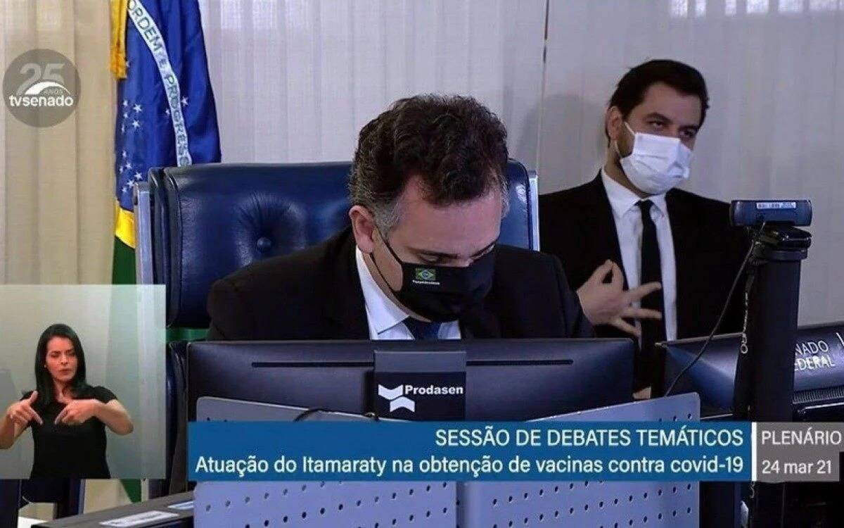 Filipe Martins aparece em sessão executando possível gesto de apologia a supremacia branca.. Foto: reprodução/tv senado