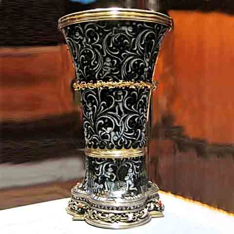 O esmalte vidrado pode ser aplicado em superfícies de prata, como neste exemplo de uma taça ornamental.  Reprodução: Flipar