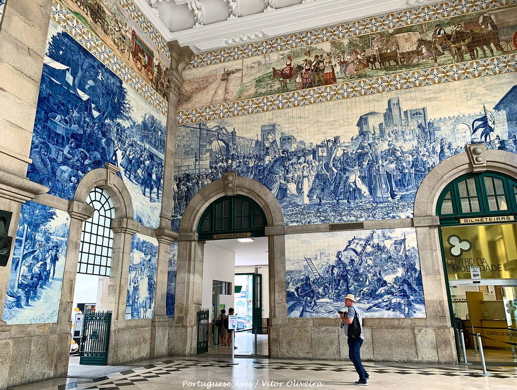 Saguão da Estação São Bento, com paredes revestidas em azulejos históricos. Foto: Reprodução/Flickr