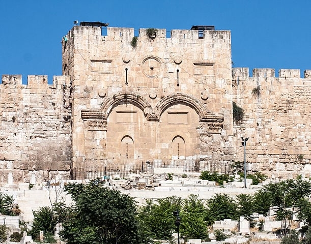PORTA DOURADA - JERUSALÉM - ISRAEL - Também chamado de Portão de Ouro, Portão Dourado, Portão da Piedade e Portão da Vida Eterna, é um dos oito portões das muralhas da Cidade Velha de Jerusalém. Esse portão é o mais antigo, servindo como passagem direta para o Monte do Templo. Uma teoria diz que teria sido construído no ano 520. Outra considera que a obra é de cerca de 100 anos depois, no século 7.
 Reprodução: Flipar
