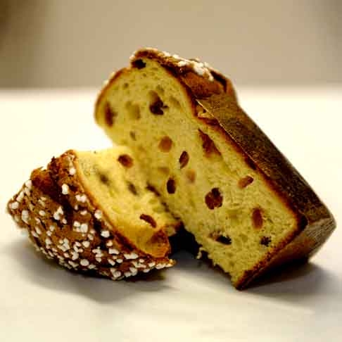 Algumas receitas famosas que incluem o uso de frutas secas são: panetone, um tradicional pão doce italiano consumido principalmente durante as festas de fim de ano, muitas vezes contém frutas secas, como uvas-passas e frutas cristalizadas. Reprodução: Flipar