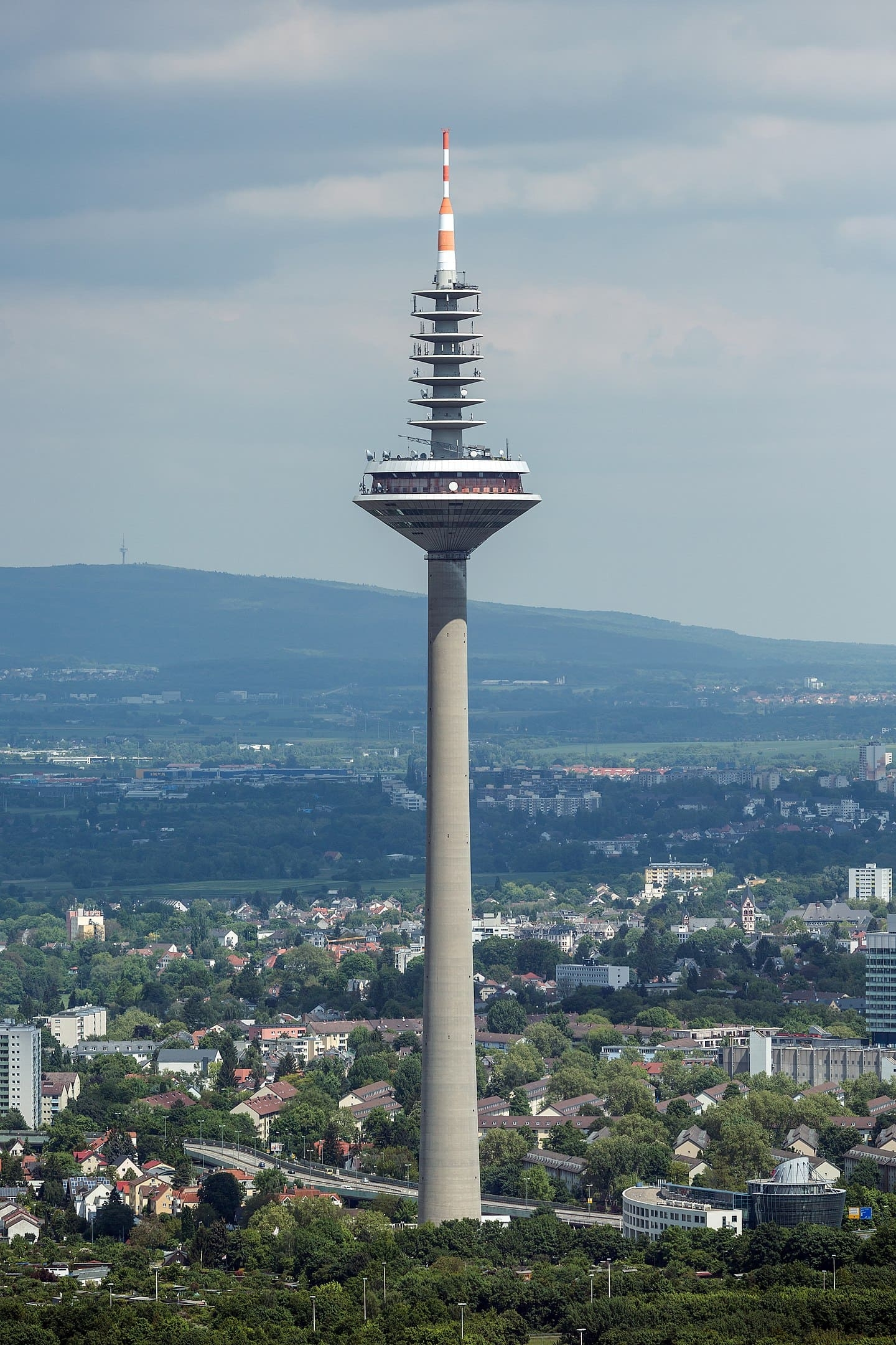Europaturm - 337 metros - Alemanha - Está localizada em Frankfurt e foi concluída em 1979 para fazer transmissão de sinais de rádio e TV. Até julho de 2019, foi considerada a 23ª maior torre de estrutura independente do mundo. Reprodução: Flipar
