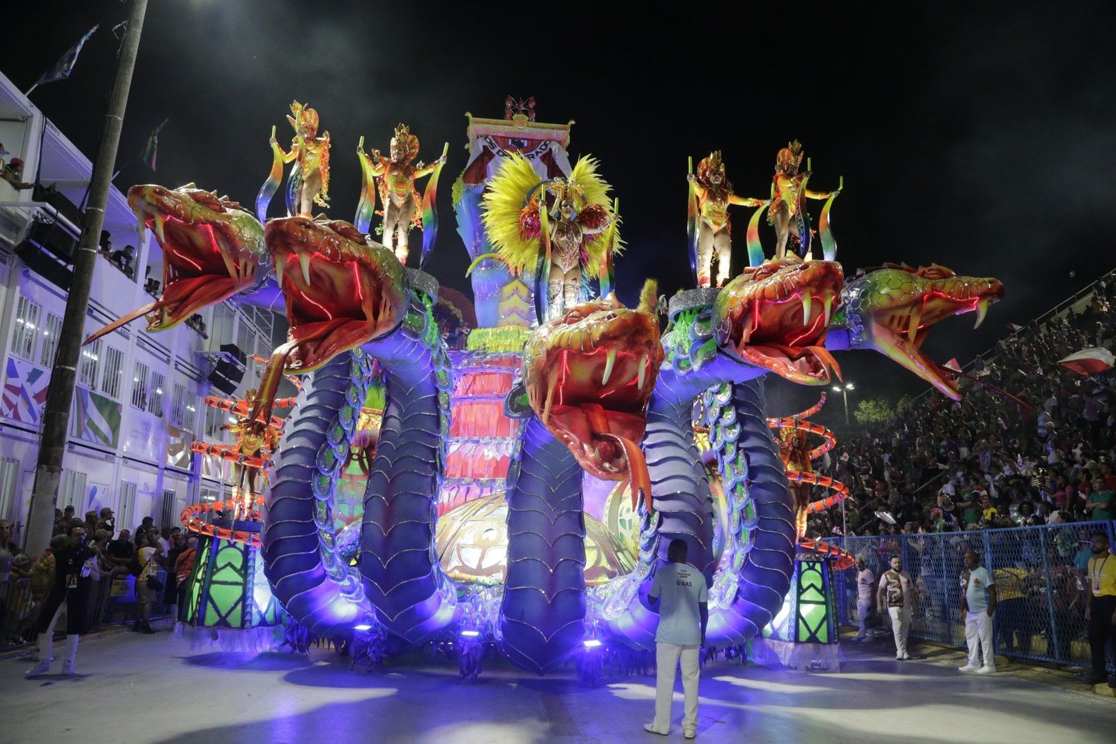 Sob os cuidados do carnavalesco Tarcísio Zanon, a Viradouro mergulhou no cosmo do vodum, tradição religiosa da Costa Ocidental africana que tem suas raízes entre o povo Jeje e Uidá. O enredo saudou o vodum, palavra que significa espírito na língua bês, da serpente. Reprodução/Twitter - 14.02.2024