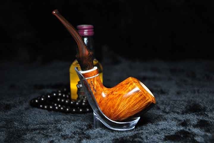 Existem diversos tipos de cachimbos, como os clássicos de madeira briar, os de argila tradicional e os de espuma do mar (meerschaum). Cada um oferece estilos de fumo diferentes, sendo escolhidos por estética, durabilidade e impacto no sabor do tabaco. Reprodução: Flipar