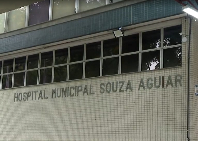 A filha salva pelo pai foi internada no Hospital municipal Souza Aguiar.