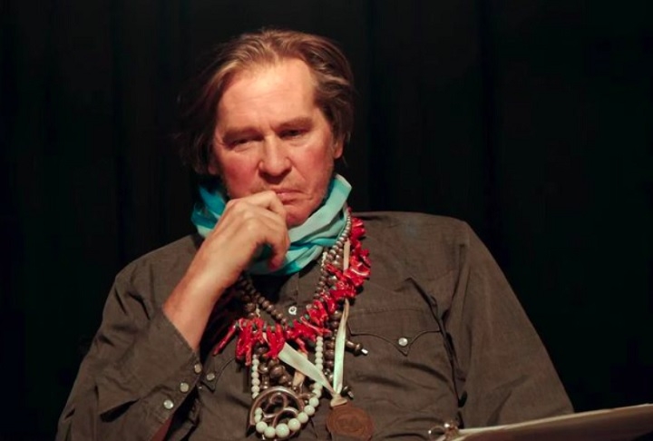Val Kilmer morreu nesta terça-feira (01/04), aos 65 anos. Em entrevista ao New York Times, a filha do ator, Mercedes Kilmer, afirmou que a causa da morte foi pneumonia. Reprodução: Flipar
