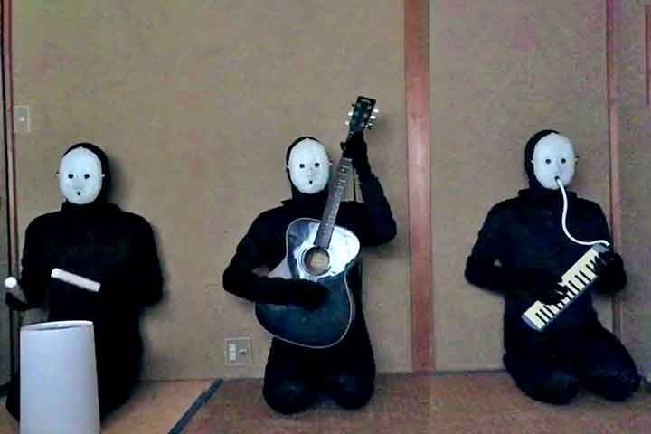 A máscara funciona como um conector simbólico com o leitor, reforçando a ideia de que o autor não deve interferir nas interpretações de sua obra.
 Reprodução: Flipar