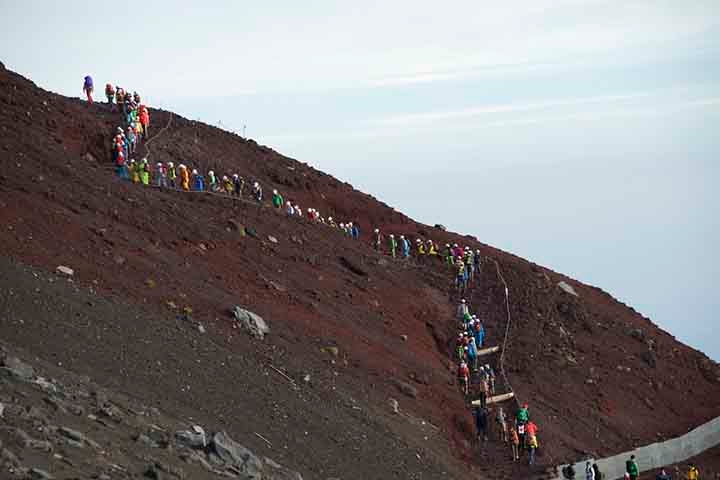 Assim, o monte Fuji localiza-se a oeste de Tóquio, próximo da costa do oceano Pacífico da ilha de Honshu, na fronteira entre as províncias de Shizuoka e de Yamanashi. Existem três pequenas cidades que envolvem o Monte Fuji, Gotemba a leste, Fuji-Yoshida a norte e Fujinomiya a sudoeste. Reprodução: Flipar