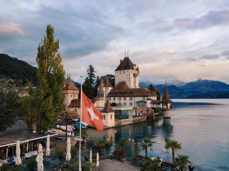 Com uma população de cerca de 8,6 milhões de habitantes, a Suíça é um país localizado na Europa Central.