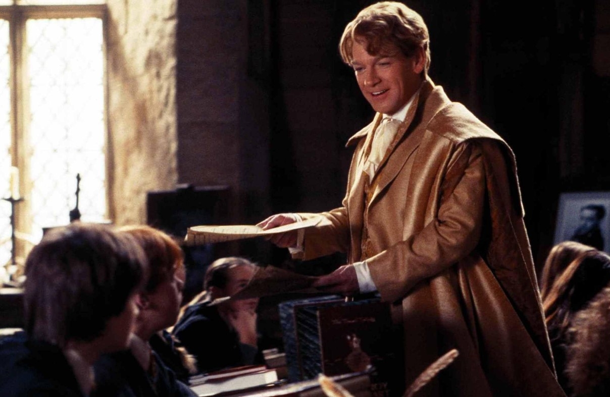Gilderoy Lockhart (Kenneth Branagh) – Professor de Defesa Contra as Artes das Trevas no segundo ano. Vaidoso e trapaceiro, finge ser um grande bruxo, mas é desmascarado quando perde a memória. Reprodução: Flipar
