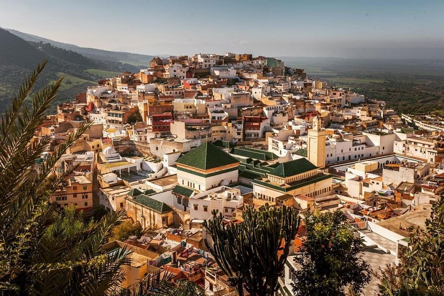 As casinhas coloridas da cidade de Moulay Driss Zerhoun, ao norte do Marrocos. Foto: Reprodução/Instagram 04.08.2023